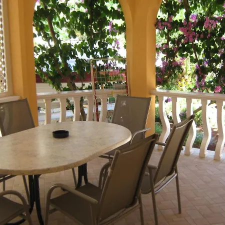 Family Friendly Stefi-vir Apartment Vir